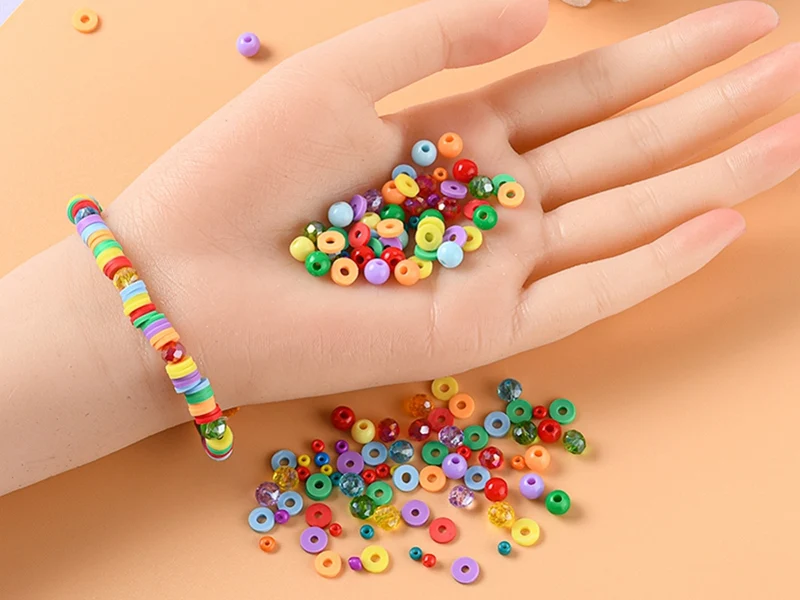 Boîte de 4300 perles variées : rocailles, plastique, heishi - 6 couleurs