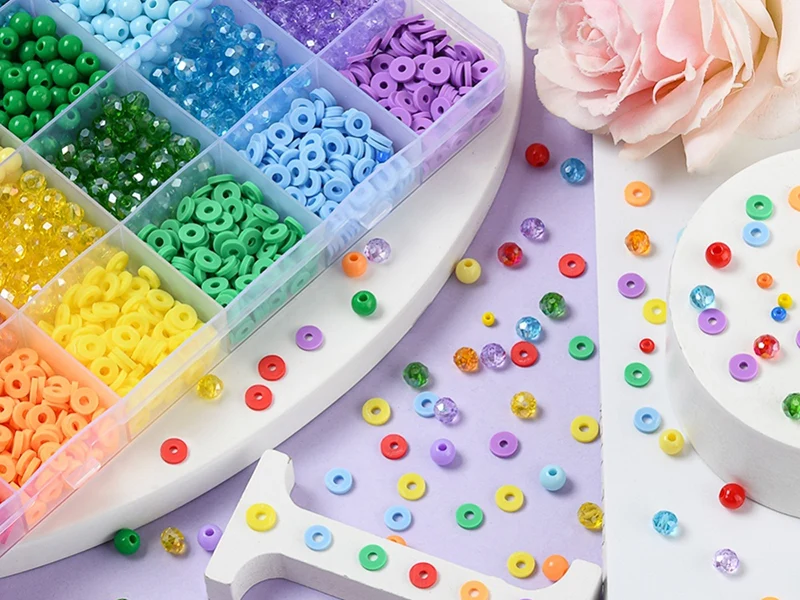 Boîte de 4300 perles variées : rocailles, plastique, heishi - 6 couleurs