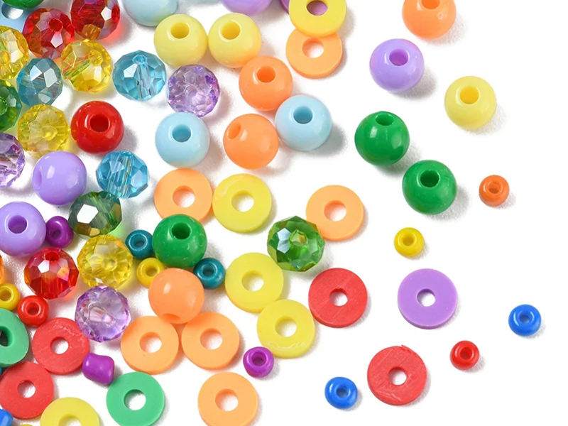 Boîte de 4300 perles variées : rocailles, plastique, heishi - 6 couleurs
