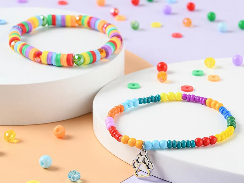 Boîte de 4300 perles variées : rocailles, plastique, heishi - 6 couleurs