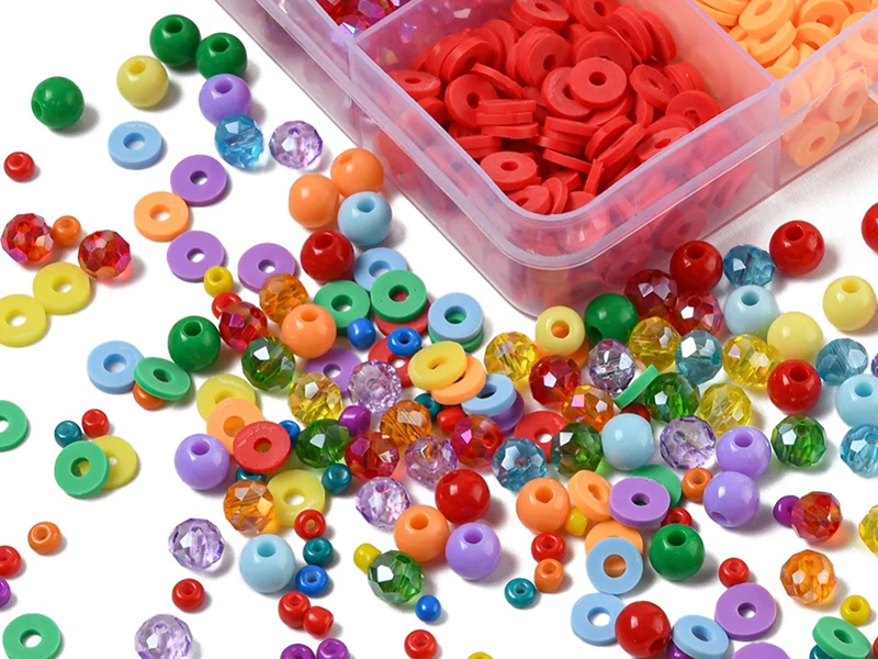 Boîte de 4300 perles variées : rocailles, plastique, heishi - 6 couleurs