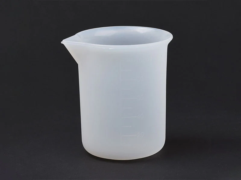 Verre doseur avec bec verseur en silicone - 100 ml