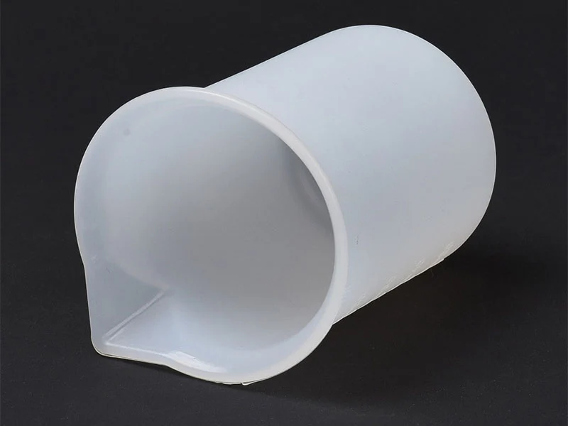 Verre doseur avec bec verseur en silicone - 100 ml