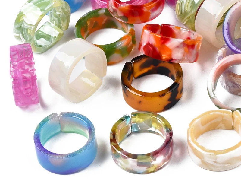 Bague en résine transparente effet écaillé - Couleur aléatoire