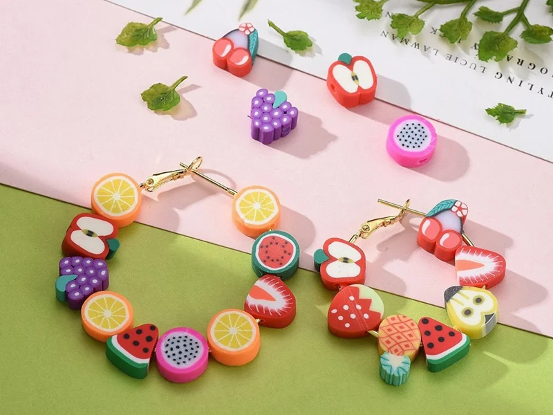 Boite de 12 compartiments de perles fruits en pâte polymère - Multicolore