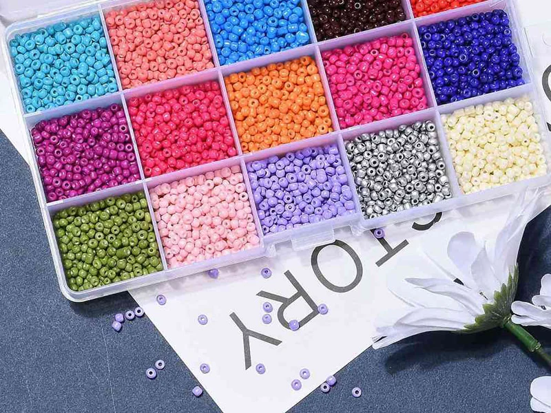 Boite de 15 couleurs variées de perles de rocailles rondes 8/0 - 3mm env.