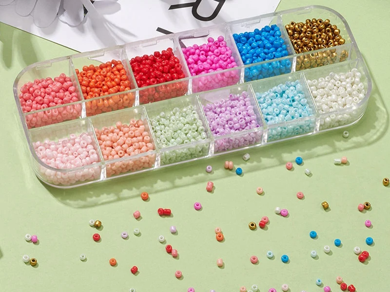Boite de 12 couleurs estivales de perles de rocailles rondes - 2mm - 3000 pcs environ