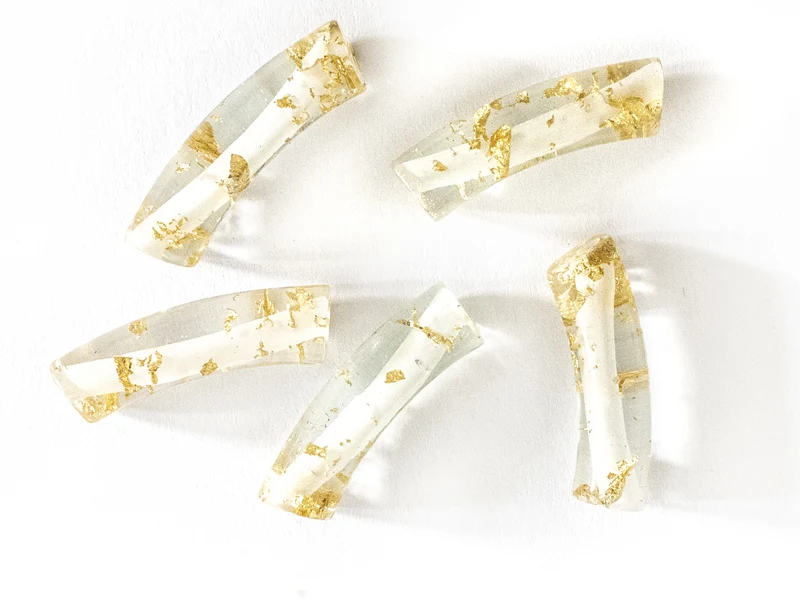 Lot de 5 perles tubes transparentes 6 mm - Feuille dorée