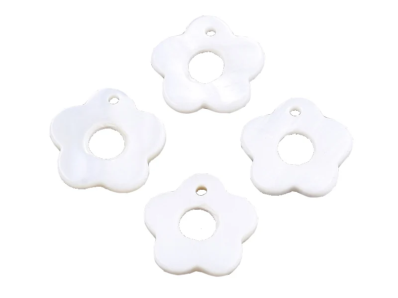 Breloque fleur nacrée en coquille d'eau douce