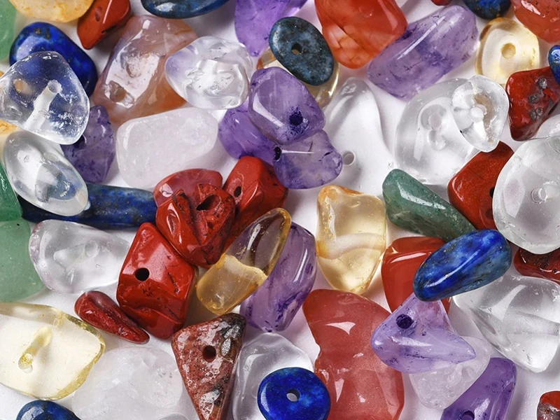 Boîte de perles de pierres précieuses mélangées