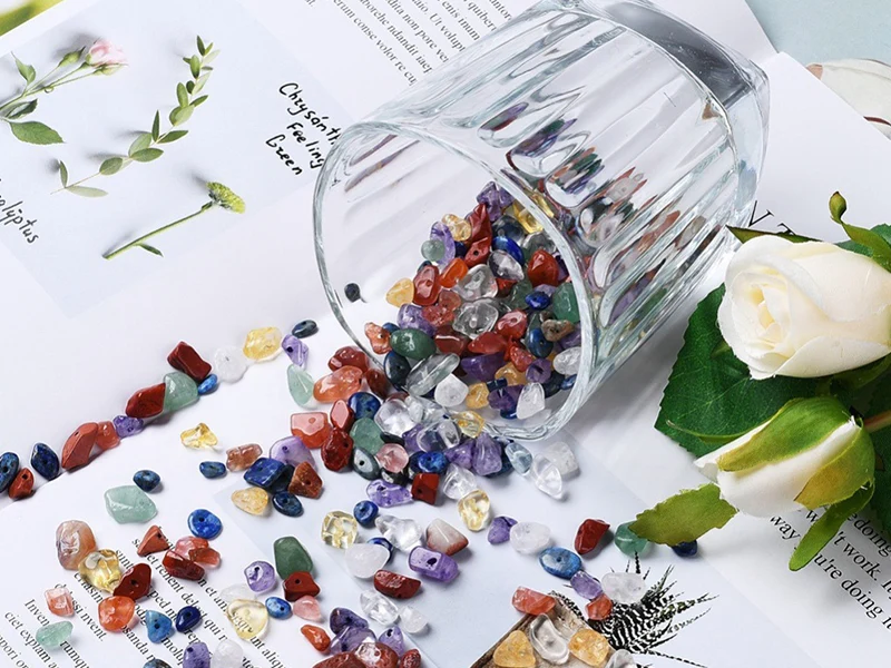 Boîte de perles de pierres précieuses mélangées