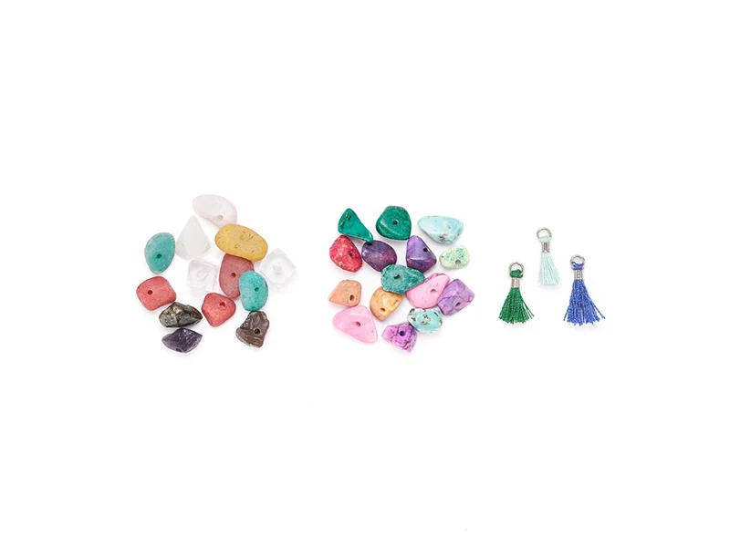 Boîte de perles naturelles et synthétiques et pendentifs pompons