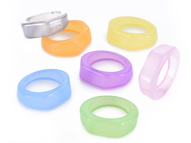 Grosse bague en acrylique transparente - Couleur aléatoire