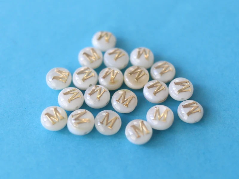 Perle coquillage naturel et laiton doré - Lettre M