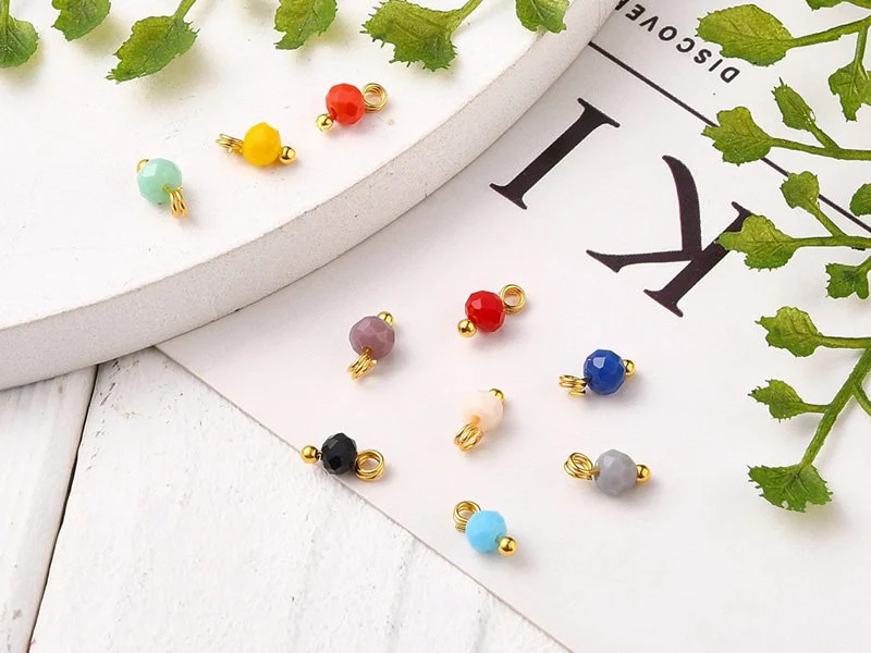 Lot de 10 pendentifs / breloques - perles multicolores à facettes - 4 mm