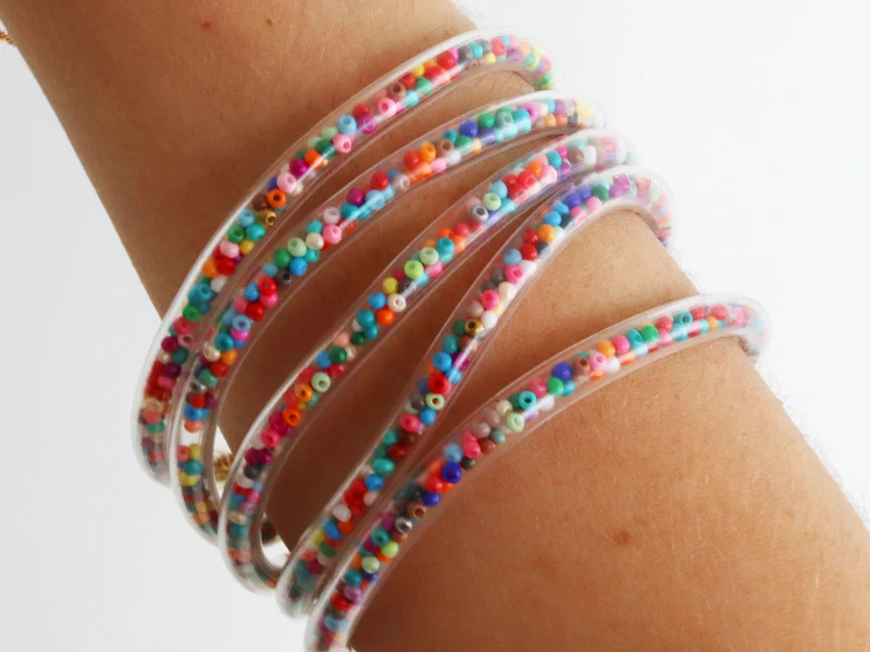 Bracelet jonc bouddhiste fantaisie - inclusion de perles de rocailles multicolores