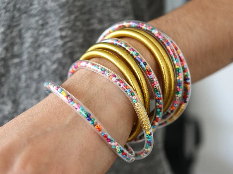 Bracelet jonc bouddhiste fantaisie - inclusion de perles de rocailles multicolores