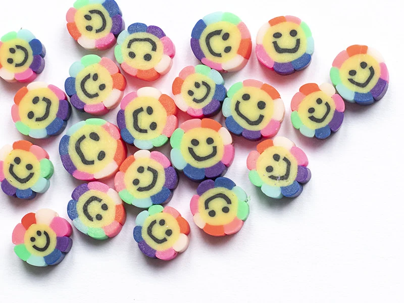 20 perles fleur sourire en pâte polymère - 9 mm