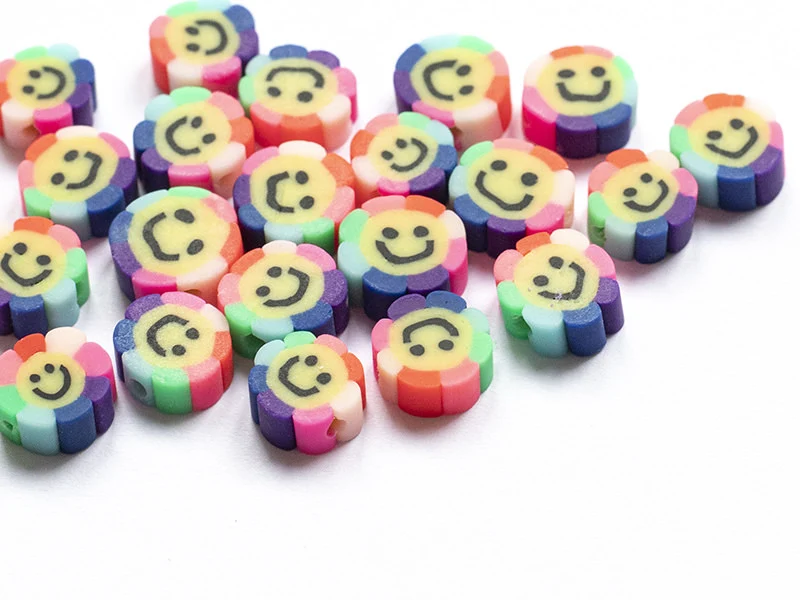 20 perles fleur sourire en pâte polymère - 9 mm