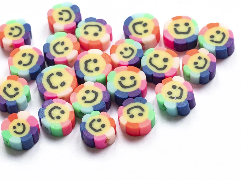 20 perles fleur sourire en pâte polymère - 9 mm