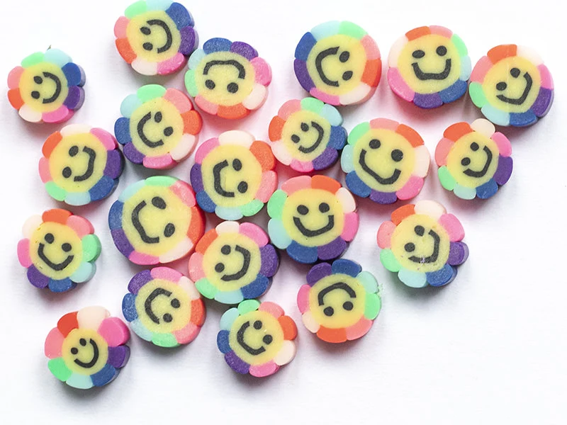 20 perles fleur sourire en pâte polymère - 9 mm