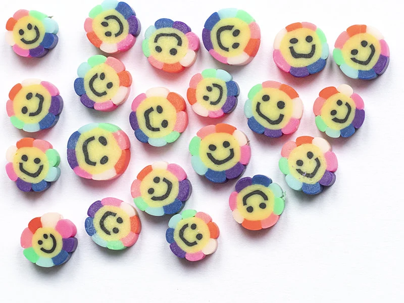 20 perles fleur sourire en pâte polymère - 9 mm