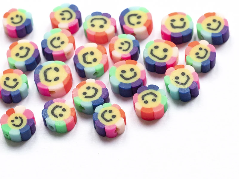 20 perles fleur sourire en pâte polymère - 9 mm