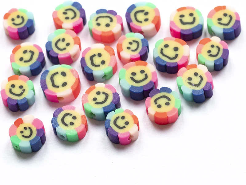 20 perles fleur sourire en pâte polymère - 9 mm