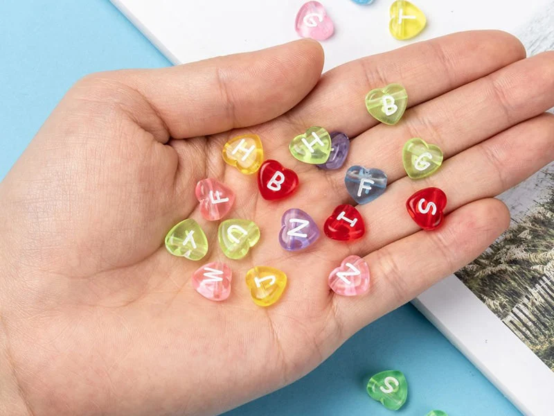 200 perles cœur en plastique - lettres alphabet - 11 mm