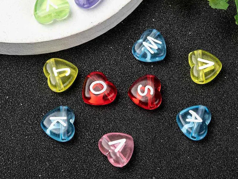 200 perles cœur en plastique - lettres alphabet - 11 mm