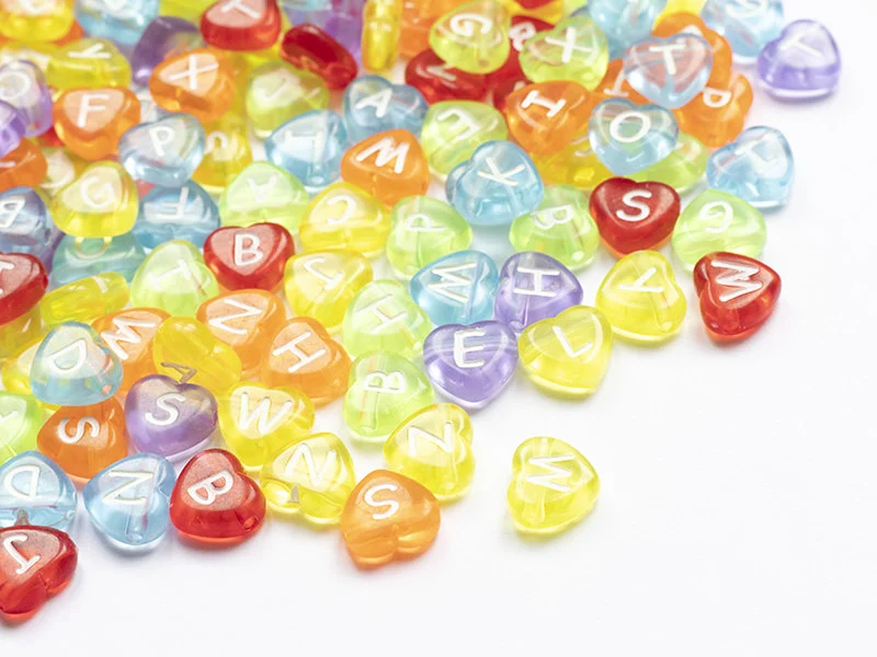 200 perles cœur en plastique - lettres alphabet - 11 mm