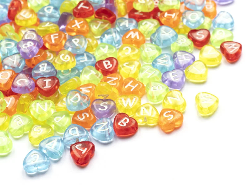 200 perles cœur en plastique - lettres alphabet - 11 mm
