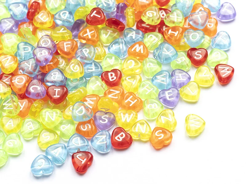 200 perles cœur en plastique - lettres alphabet - 11 mm