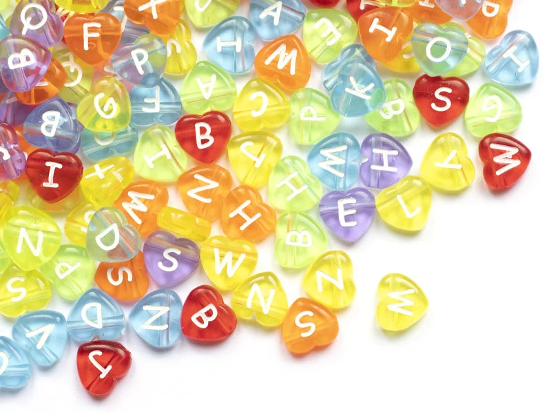 200 perles cœur en plastique - lettres alphabet - 11 mm