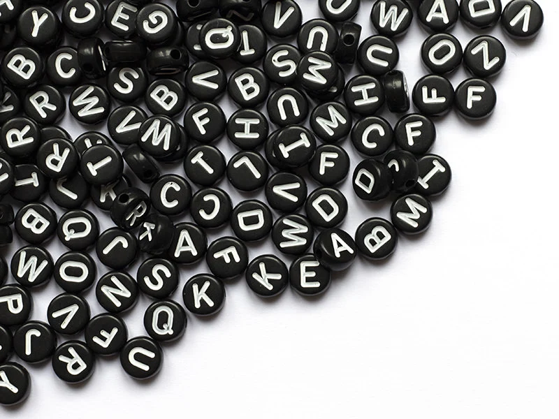 200 perles rondes en plastique - lettres alphabet - noir et blanc - 7 mm