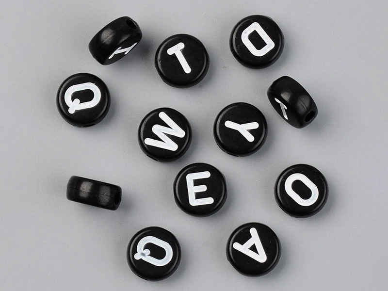 200 perles rondes en plastique - lettres alphabet - noir et blanc - 7 mm