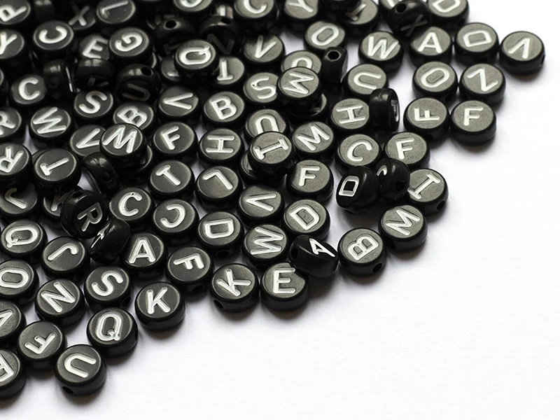 200 perles rondes en plastique - lettres alphabet - noir et blanc - 7 mm