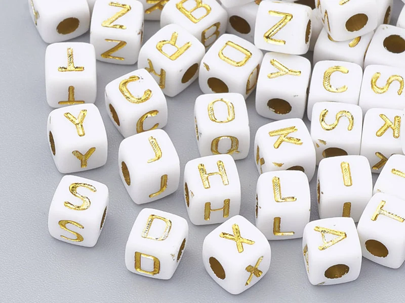 200 mini perles carrées - cubes en plastique - lettres alphabet - blanc et doré - 4,5 mm