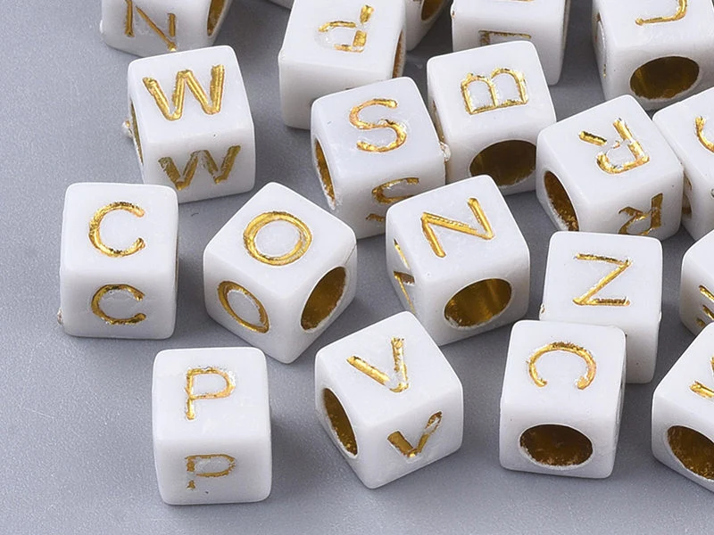200 mini perles carrées - cubes en plastique - lettres alphabet - blanc et doré - 4,5 mm
