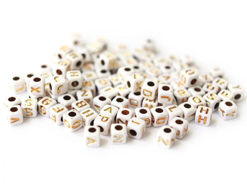 200 mini perles carrées - cubes en plastique - lettres alphabet - blanc et doré - 4,5 mm
