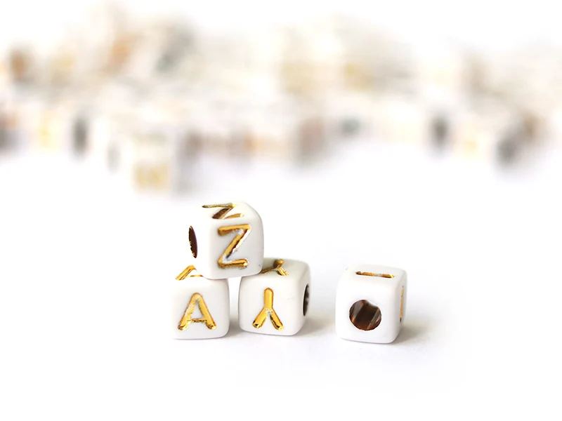 200 mini perles carrées - cubes en plastique - lettres alphabet - blanc et doré - 4,5 mm