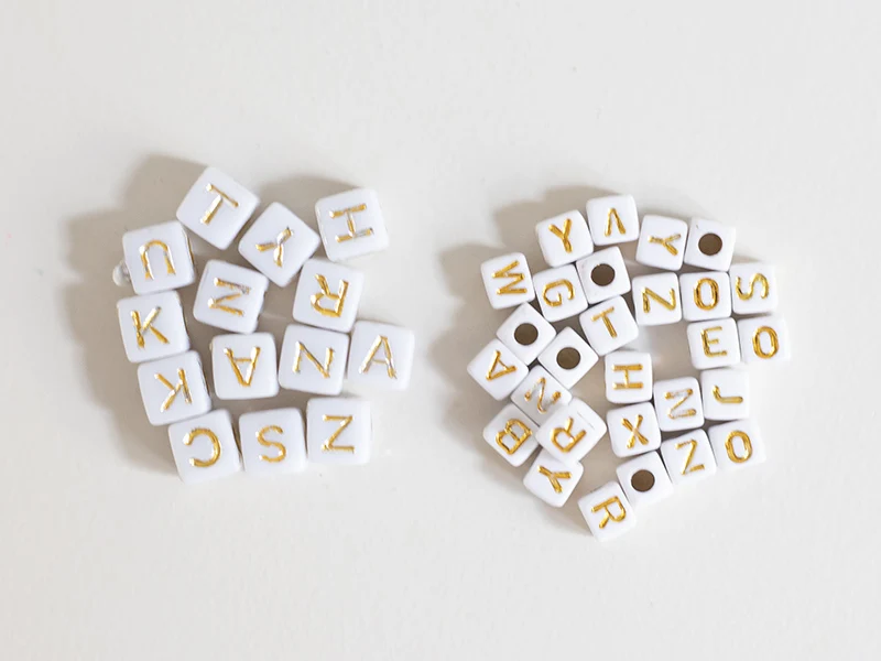 200 mini perles carrées - cubes en plastique - lettres alphabet - blanc et doré - 4,5 mm