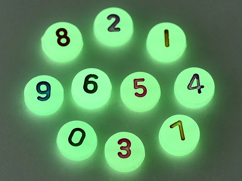 200 perles rondes en plastique - chiffres et numéros - phosphorescent et multicolore - 7 mm