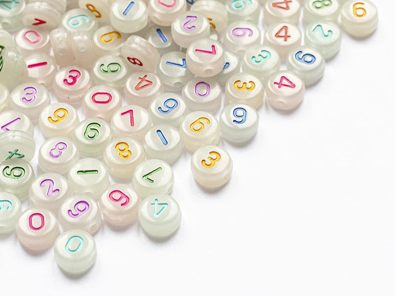 200 perles rondes en plastique - chiffres et numéros - phosphorescent et multicolore - 7 mm