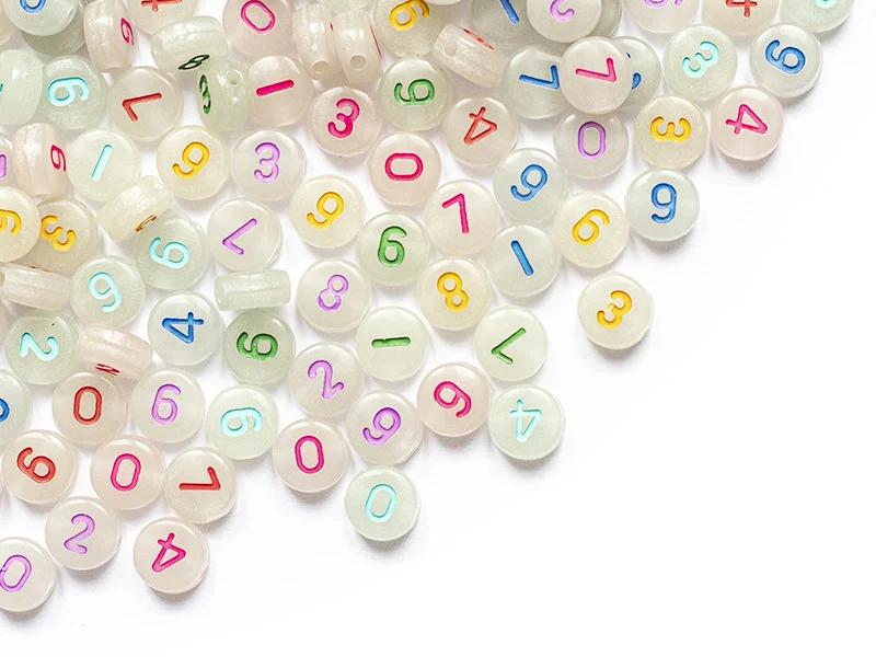 200 perles rondes en plastique - chiffres et numéros - phosphorescent et multicolore - 7 mm