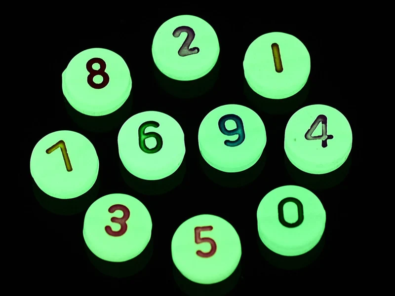 200 perles rondes en plastique - chiffres et numéros - phosphorescent et multicolore - 7 mm