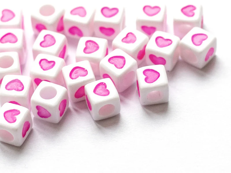 20 perles en plastique cubes symbole coeur - rose flashy - 7 mm