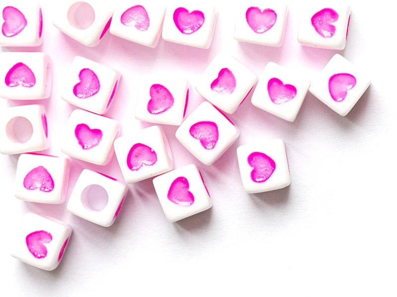 20 perles en plastique cubes symbole coeur - rose flashy - 7 mm