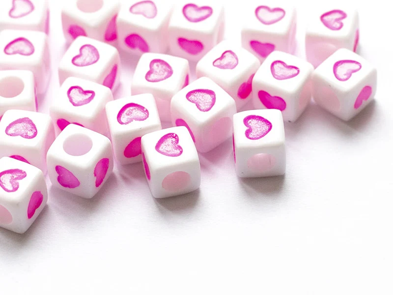 20 perles en plastique cubes symbole coeur - rose flashy - 7 mm