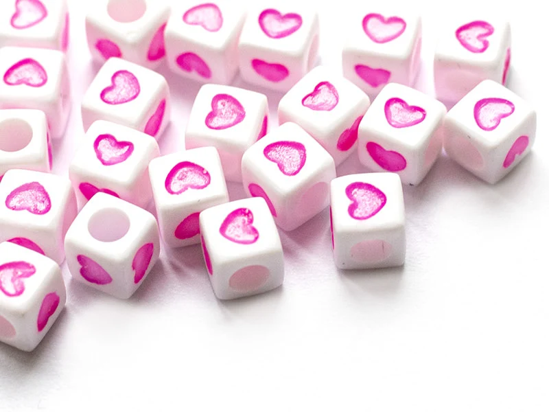 20 perles en plastique cubes symbole coeur - rose flashy - 7 mm